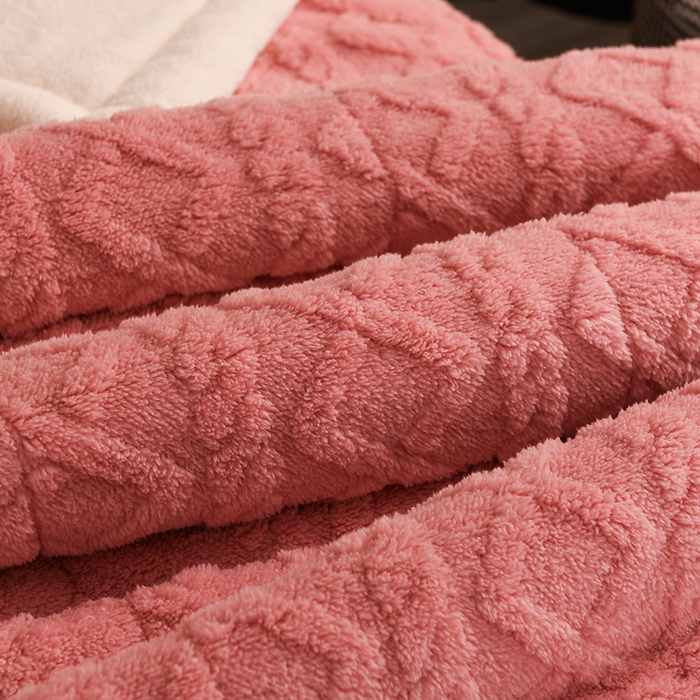 91家纺网 家纺一手货源 找家纺 印季家纺 2025秋冬新款三层夹棉加厚-塔肤绒毛毯毯子多功能盖毯 苏梅