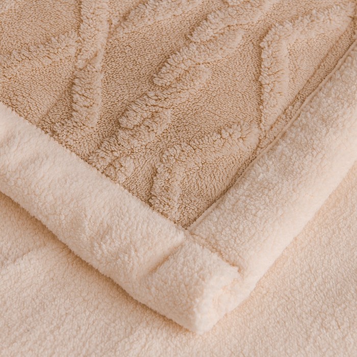 91家纺网 家纺一手货源 找家纺 印季家纺 2025秋冬新款三层夹棉加厚-塔肤绒毛毯毯子多功能盖毯 奶茶色