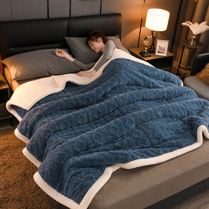 91家纺网 家纺一手货源 找家纺 印季家纺 2025秋冬新款三层夹棉加厚-塔肤绒毛毯毯子多功能盖毯 柔蓝