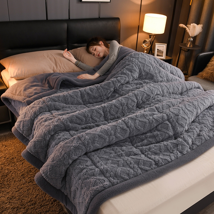 91家纺网 家纺一手货源 找家纺 印季家纺 2025秋冬新款三层夹棉加厚-塔肤绒毛毯毯子多功能盖毯 烟灰+灰