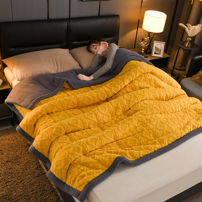 91家纺网 家纺一手货源 找家纺 印季家纺 2025秋冬新款三层夹棉加厚-塔肤绒毛毯毯子多功能盖毯 柠檬黄+灰