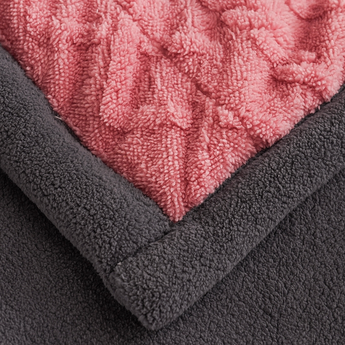 91家纺网 家纺一手货源 找家纺 印季家纺 2025秋冬新款三层夹棉加厚-塔肤绒毛毯毯子多功能盖毯 苏梅+灰