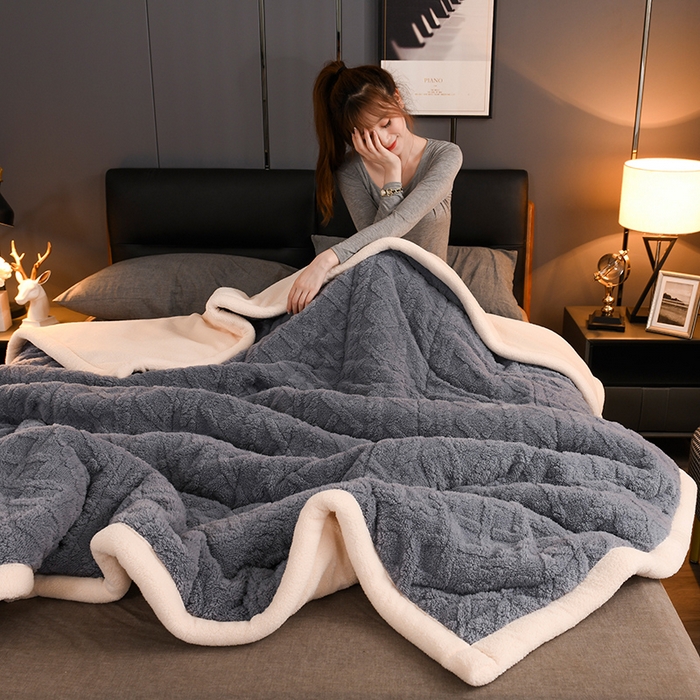 91家纺网 家纺一手货源 找家纺 印季家纺 2025秋冬新款三层夹棉加厚-塔肤绒毛毯毯子多功能盖毯 烟灰
