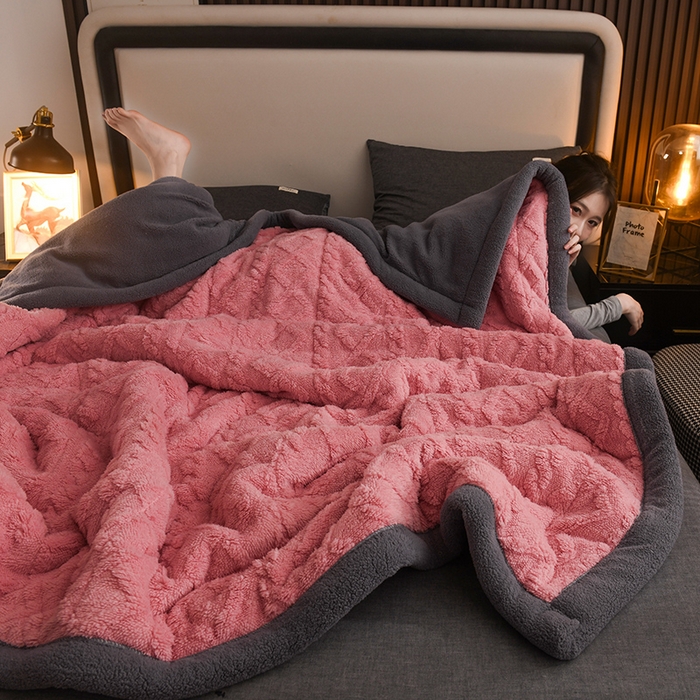 91家纺网 家纺一手货源 找家纺 印季家纺 2025秋冬新款三层夹棉加厚-塔肤绒毛毯毯子多功能盖毯 苏梅+灰