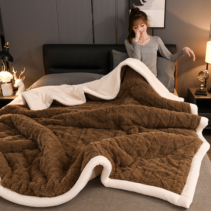 91家纺网 家纺一手货源 找家纺 印季家纺 2025秋冬新款三层夹棉加厚-塔肤绒毛毯毯子多功能盖毯 奶茶棕