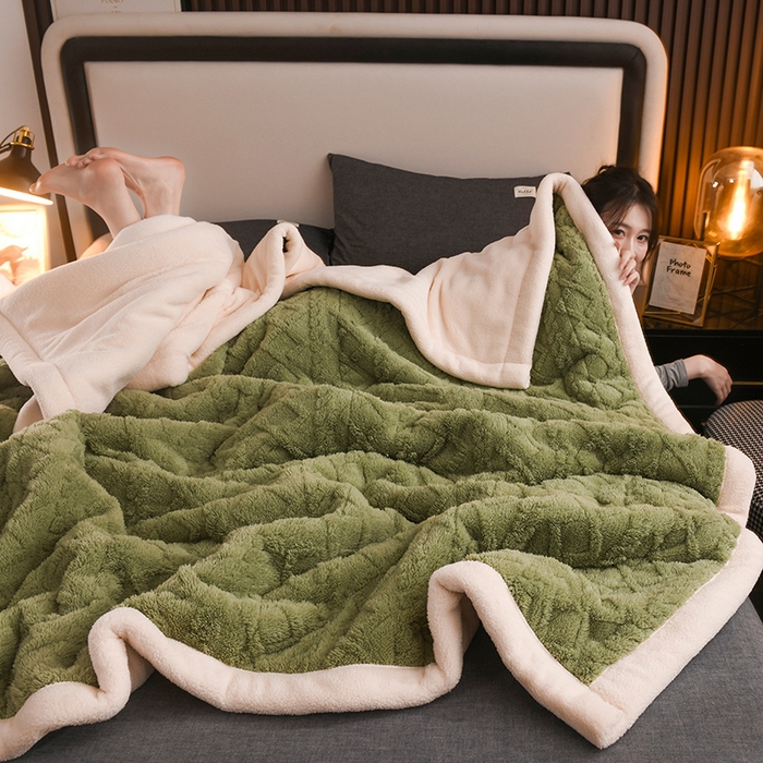 91家纺网 家纺一手货源 找家纺 印季家纺 2025秋冬新款三层夹棉加厚-塔肤绒毛毯毯子多功能盖毯 抹茶绿