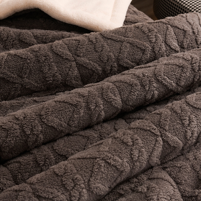 91家纺网 家纺一手货源 找家纺 印季家纺 2025秋冬新款三层夹棉加厚-塔肤绒毛毯毯子多功能盖毯 深咖