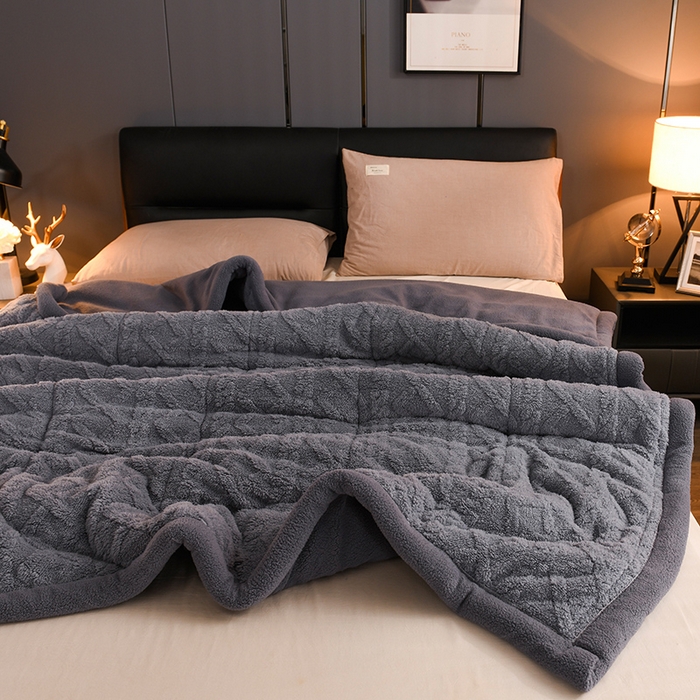 91家纺网 家纺一手货源 找家纺 印季家纺 2025秋冬新款三层夹棉加厚-塔肤绒毛毯毯子多功能盖毯 烟灰+灰