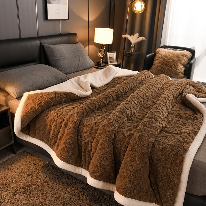 91家纺网 家纺一手货源 找家纺 印季家纺 2025秋冬新款三层夹棉加厚-塔肤绒毛毯毯子多功能盖毯 奶茶棕