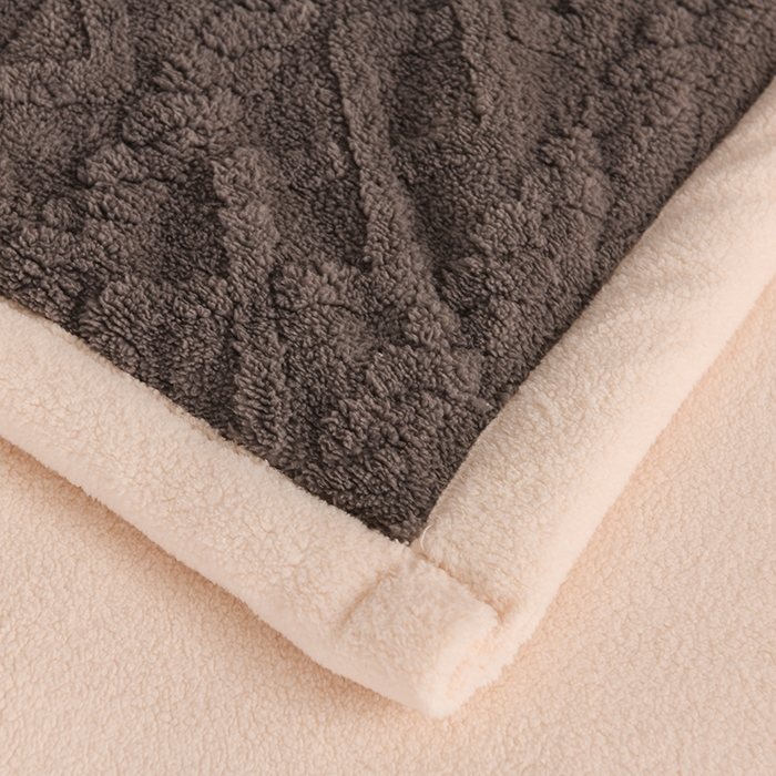 91家纺网 家纺一手货源 找家纺 印季家纺 2025秋冬新款三层夹棉加厚-塔肤绒毛毯毯子多功能盖毯 深咖