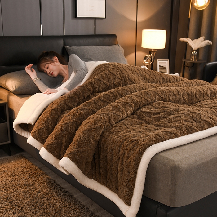 91家纺网 家纺一手货源 找家纺 印季家纺 2025秋冬新款三层夹棉加厚-塔肤绒毛毯毯子多功能盖毯 奶茶棕