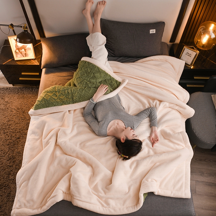 91家纺网 家纺一手货源 找家纺 印季家纺 2025秋冬新款三层夹棉加厚-塔肤绒毛毯毯子多功能盖毯 抹茶绿