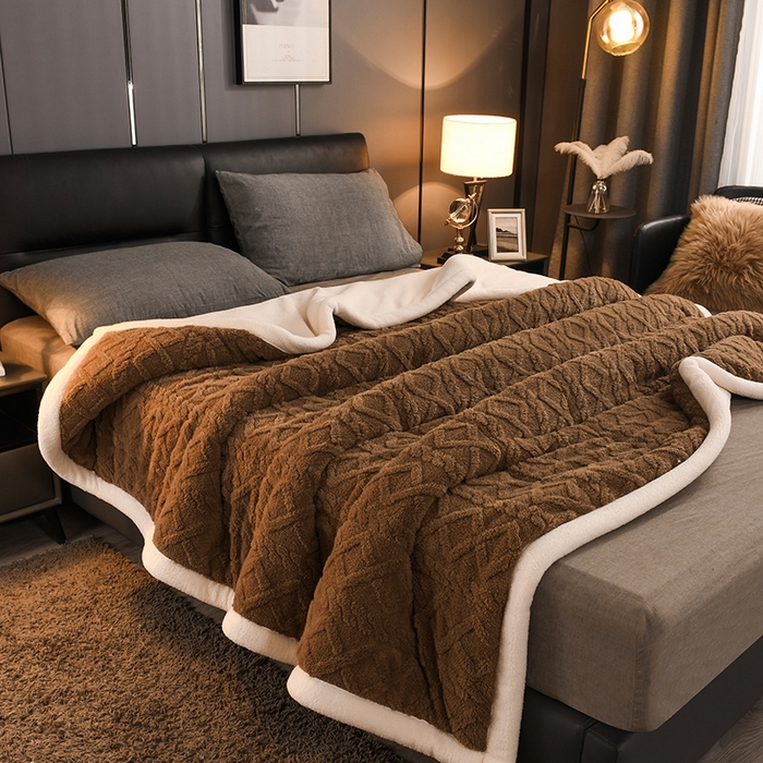 91家纺网 家纺一手货源 找家纺 印季家纺 2025秋冬新款三层夹棉加厚-塔肤绒毛毯毯子多功能盖毯 奶茶棕