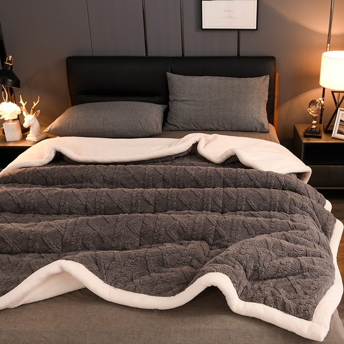 91家纺网 家纺一手货源 找家纺 印季家纺 2025秋冬新款三层夹棉加厚-塔肤绒毛毯毯子多功能盖毯 深咖