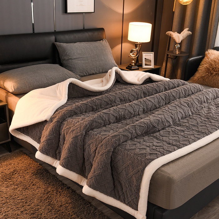 91家纺网 家纺一手货源 找家纺 印季家纺 2025秋冬新款三层夹棉加厚-塔肤绒毛毯毯子多功能盖毯 深咖