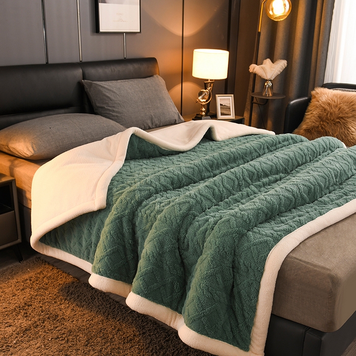 91家纺网 家纺一手货源 找家纺 印季家纺 2025秋冬新款三层夹棉加厚-塔肤绒毛毯毯子多功能盖毯 祖母绿
