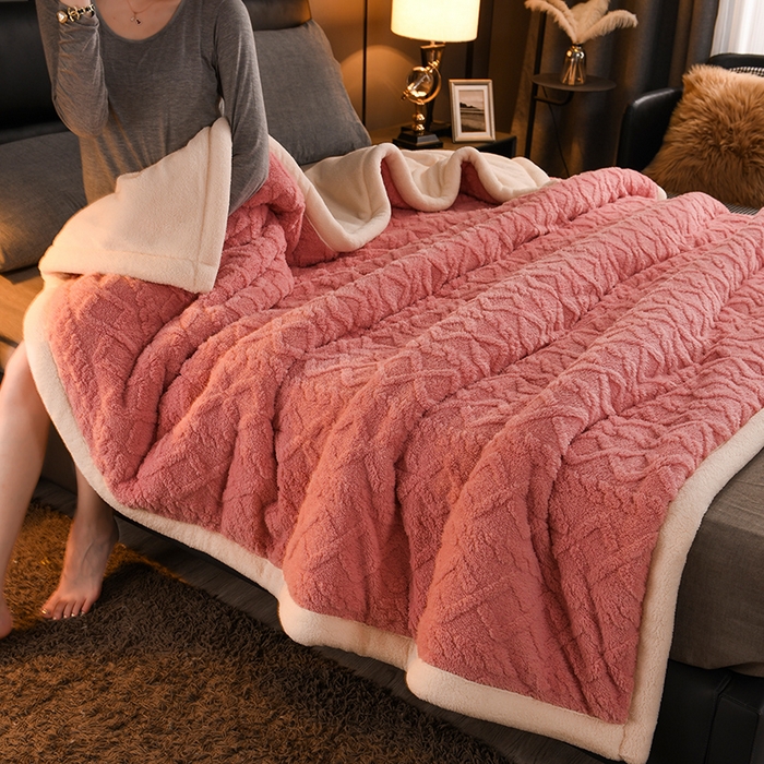 91家纺网 家纺一手货源 找家纺 印季家纺 2025秋冬新款三层夹棉加厚-塔肤绒毛毯毯子多功能盖毯 苏梅