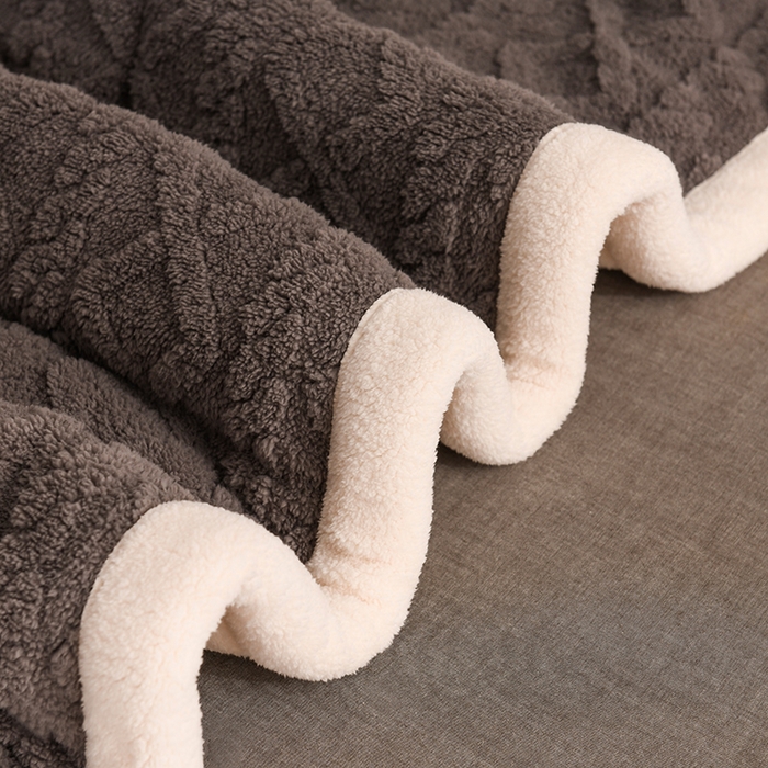 91家纺网 家纺一手货源 找家纺 印季家纺 2025秋冬新款三层夹棉加厚-塔肤绒毛毯毯子多功能盖毯 深咖