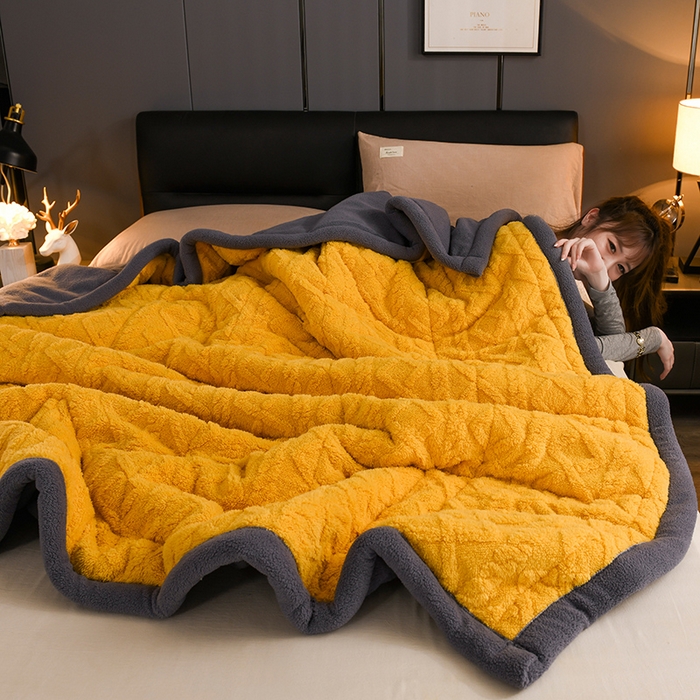 91家纺网 家纺一手货源 找家纺 印季家纺 2025秋冬新款三层夹棉加厚-塔肤绒毛毯毯子多功能盖毯 柠檬黄+灰