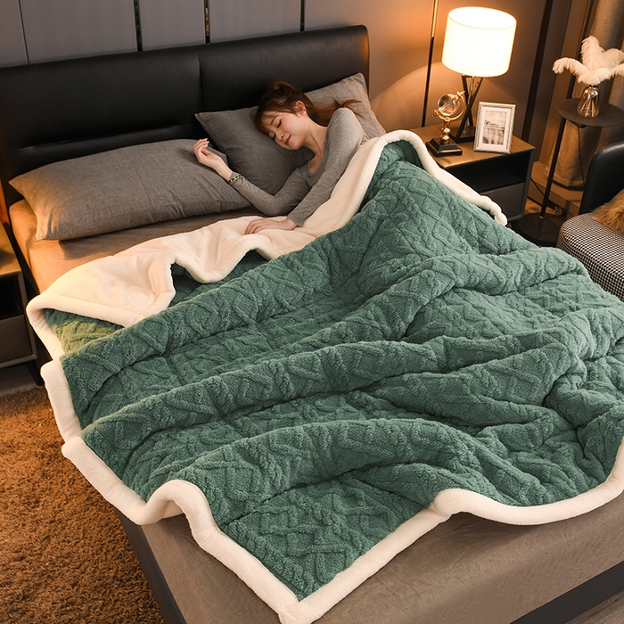 91家纺网 家纺一手货源 找家纺 印季家纺 2025秋冬新款三层夹棉加厚-塔肤绒毛毯毯子多功能盖毯 祖母绿
