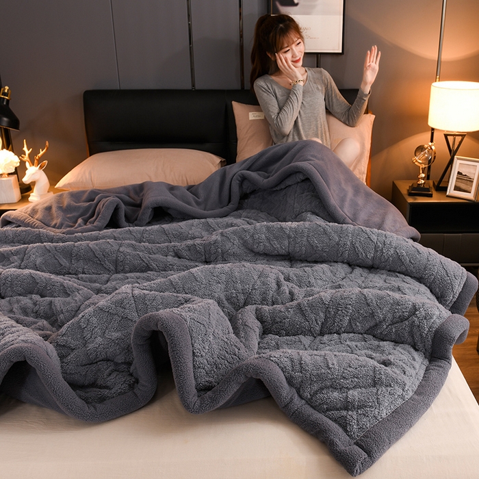 91家纺网 家纺一手货源 找家纺 印季家纺 2025秋冬新款三层夹棉加厚-塔肤绒毛毯毯子多功能盖毯 烟灰+灰