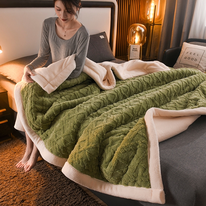 91家纺网 家纺一手货源 找家纺 印季家纺 2025秋冬新款三层夹棉加厚-塔肤绒毛毯毯子多功能盖毯 抹茶绿