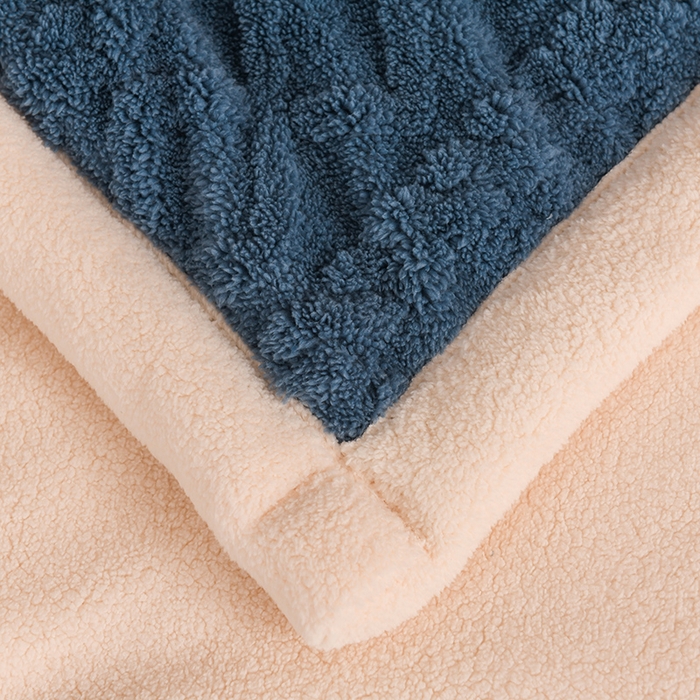 91家纺网 家纺一手货源 找家纺 印季家纺 2025秋冬新款三层夹棉加厚-塔肤绒毛毯毯子多功能盖毯 柔蓝