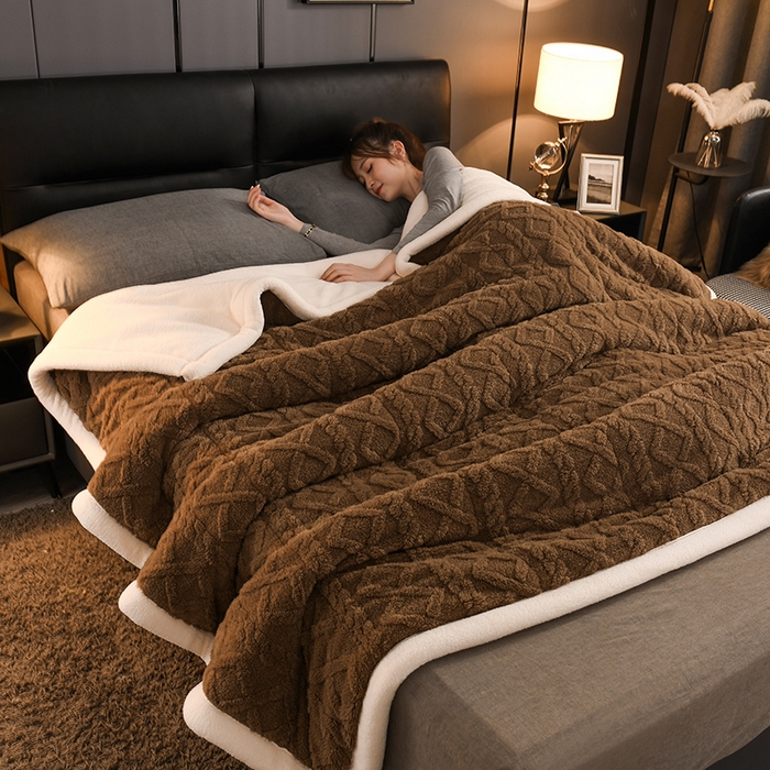 91家纺网 家纺一手货源 找家纺 印季家纺 2025秋冬新款三层夹棉加厚-塔肤绒毛毯毯子多功能盖毯 奶茶棕