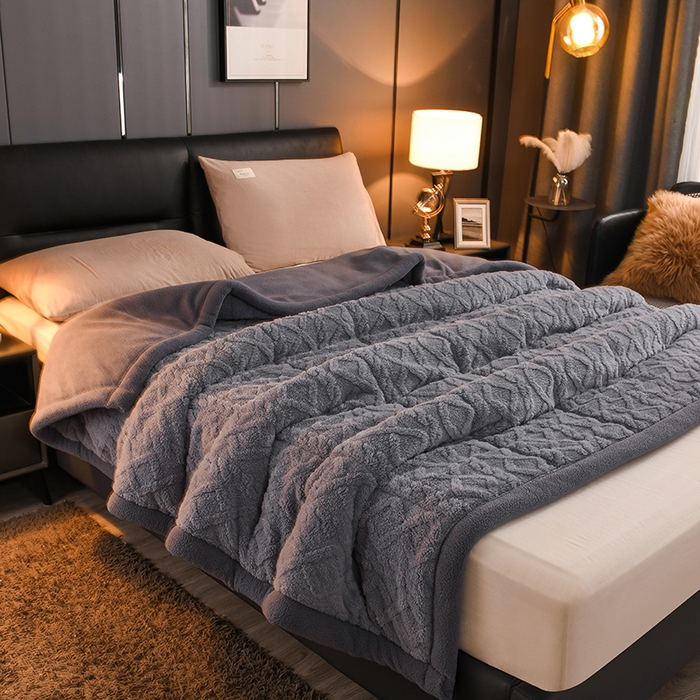 91家纺网 家纺一手货源 找家纺 印季家纺 2025秋冬新款三层夹棉加厚-塔肤绒毛毯毯子多功能盖毯 烟灰+灰