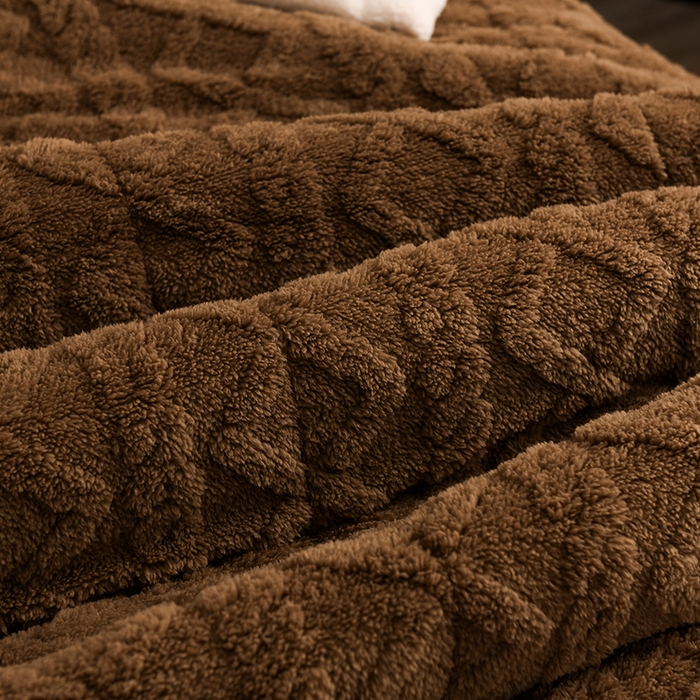 91家纺网 家纺一手货源 找家纺 印季家纺 2025秋冬新款三层夹棉加厚-塔肤绒毛毯毯子多功能盖毯 奶茶棕