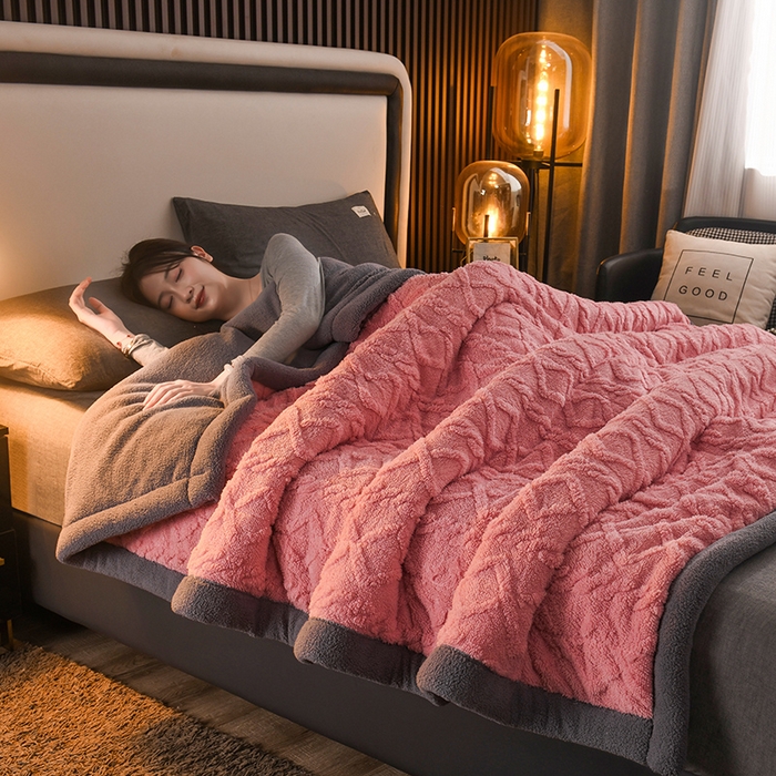 91家纺网 家纺一手货源 找家纺 印季家纺 2025秋冬新款三层夹棉加厚-塔肤绒毛毯毯子多功能盖毯 苏梅+灰