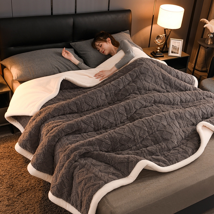 91家纺网 家纺一手货源 找家纺 印季家纺 2025秋冬新款三层夹棉加厚-塔肤绒毛毯毯子多功能盖毯 深咖