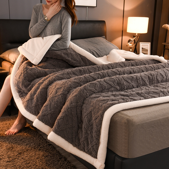 91家纺网 家纺一手货源 找家纺 印季家纺 2025秋冬新款三层夹棉加厚-塔肤绒毛毯毯子多功能盖毯 深咖