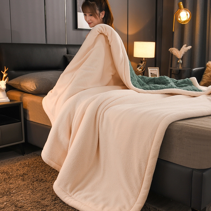 91家纺网 家纺一手货源 找家纺 印季家纺 2025秋冬新款三层夹棉加厚-塔肤绒毛毯毯子多功能盖毯 祖母绿