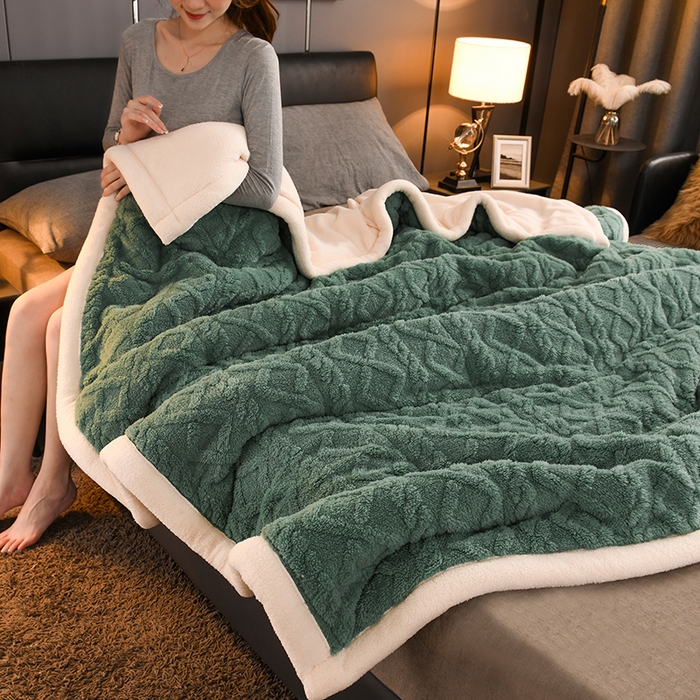 91家纺网 家纺一手货源 找家纺 印季家纺 2025秋冬新款三层夹棉加厚-塔肤绒毛毯毯子多功能盖毯 祖母绿