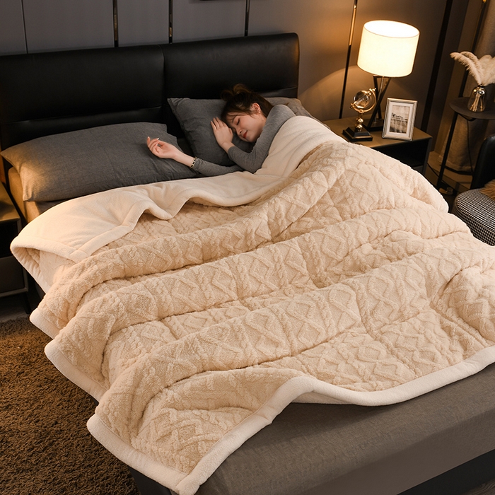 91家纺网 家纺一手货源 找家纺 印季家纺 2025秋冬新款三层夹棉加厚-塔肤绒毛毯毯子多功能盖毯 玉色