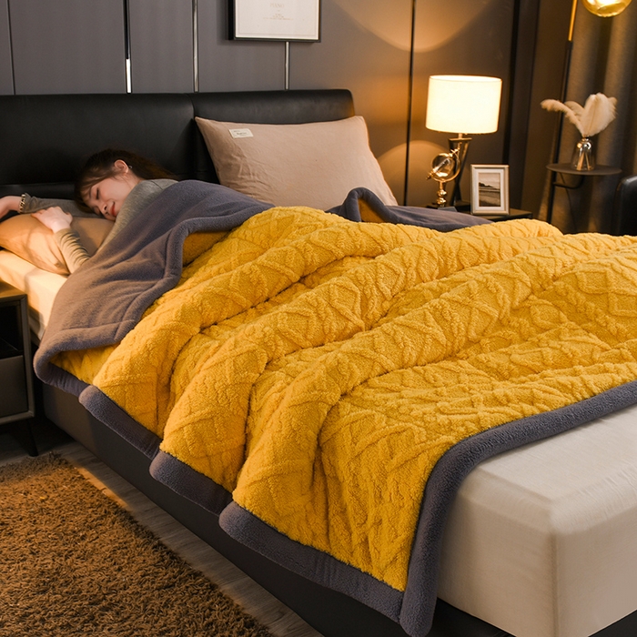 91家纺网 家纺一手货源 找家纺 印季家纺 2025秋冬新款三层夹棉加厚-塔肤绒毛毯毯子多功能盖毯 柠檬黄+灰