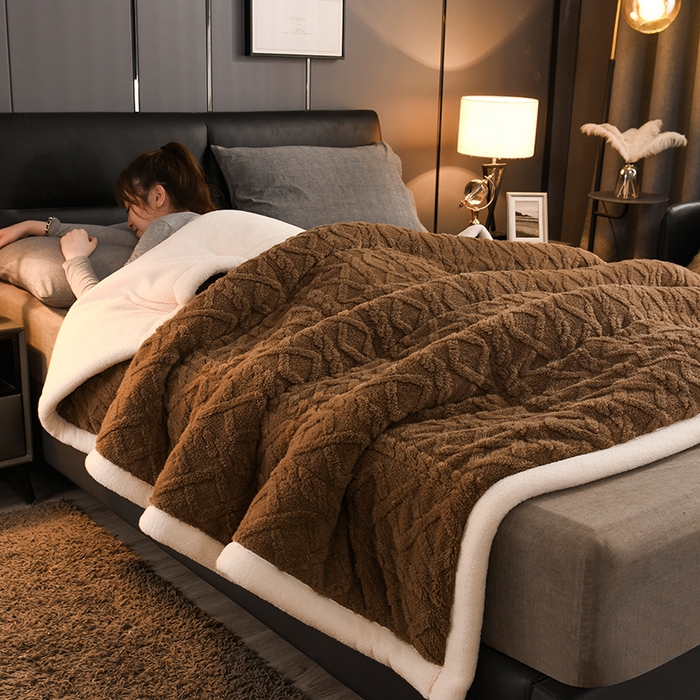 印季家纺 2025秋冬新款三层夹棉加厚-塔肤绒毛毯毯子多功能盖毯 奶茶棕