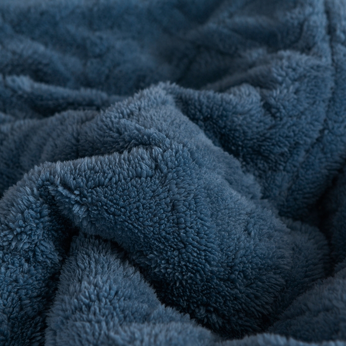 91家纺网 家纺一手货源 找家纺 印季家纺 2025秋冬新款三层夹棉加厚-塔肤绒毛毯毯子多功能盖毯 柔蓝+灰