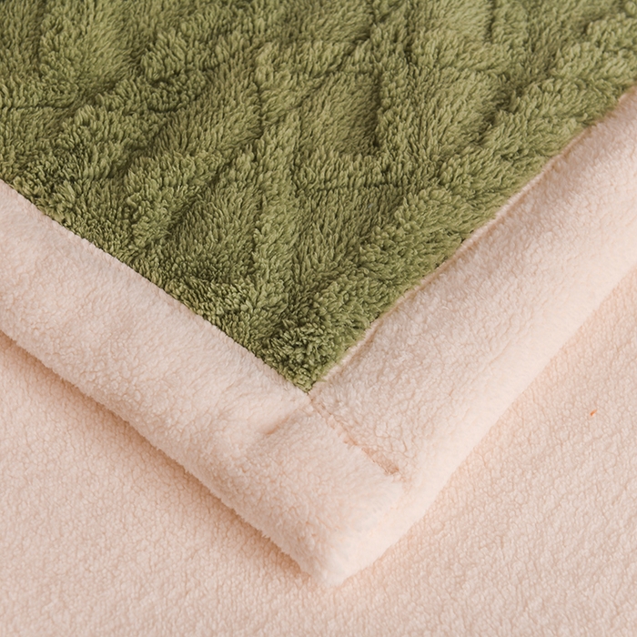 91家纺网 家纺一手货源 找家纺 印季家纺 2025秋冬新款三层夹棉加厚-塔肤绒毛毯毯子多功能盖毯 抹茶绿