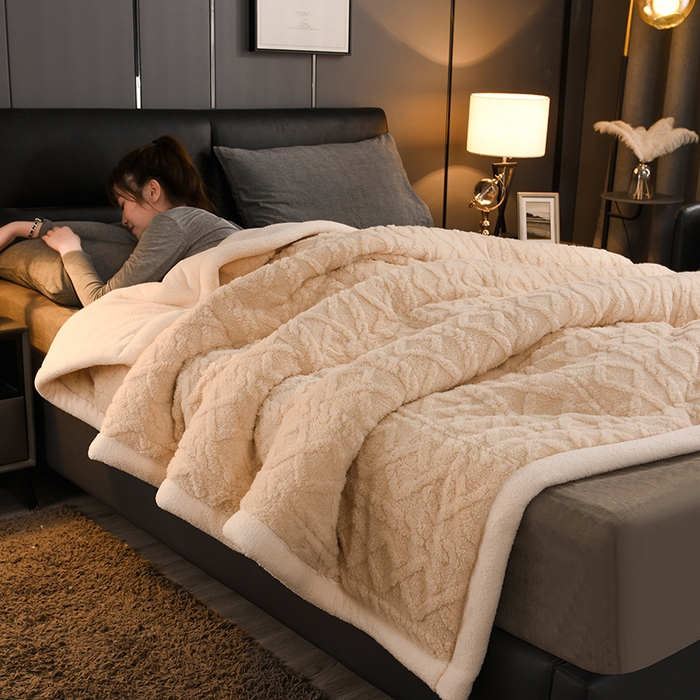 91家纺网 家纺一手货源 找家纺 印季家纺 2025秋冬新款三层夹棉加厚-塔肤绒毛毯毯子多功能盖毯 玉色