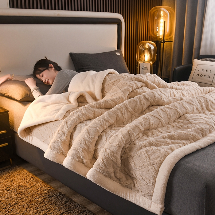 91家纺网 家纺一手货源 找家纺 印季家纺 2025秋冬新款三层夹棉加厚-塔肤绒毛毯毯子多功能盖毯 奶茶色