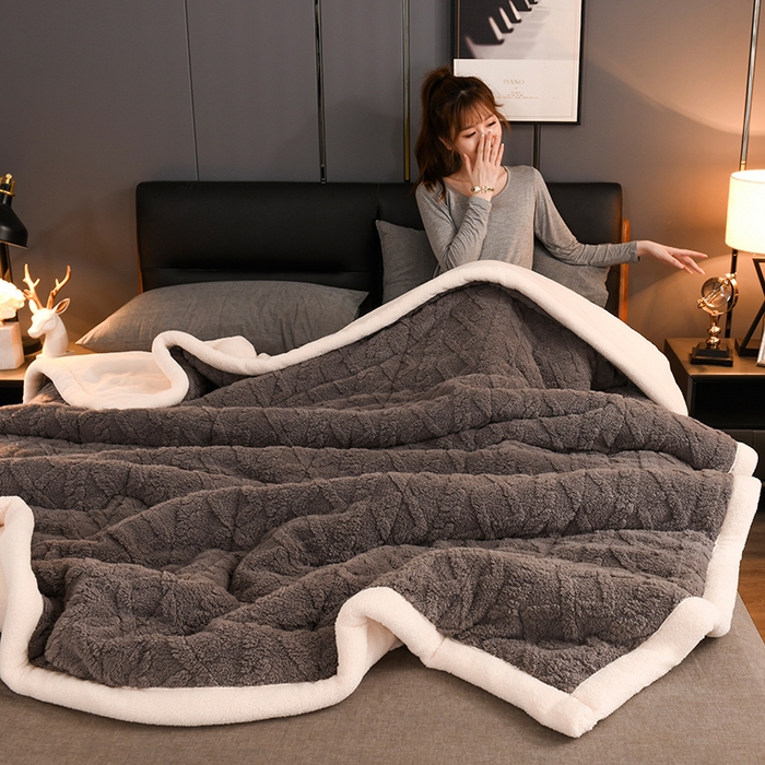 91家纺网 家纺一手货源 找家纺 印季家纺 2025秋冬新款三层夹棉加厚-塔肤绒毛毯毯子多功能盖毯 深咖