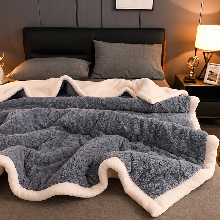 91家纺网 家纺一手货源 找家纺 印季家纺 2025秋冬新款三层夹棉加厚-塔肤绒毛毯毯子多功能盖毯 烟灰