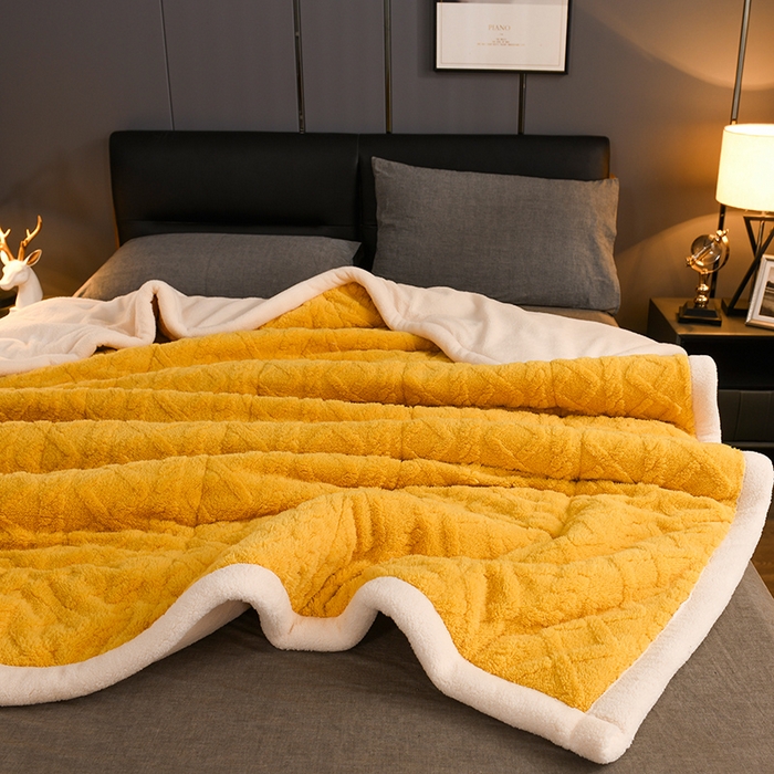 91家纺网 家纺一手货源 找家纺 印季家纺 2025秋冬新款三层夹棉加厚-塔肤绒毛毯毯子多功能盖毯 柠檬黄