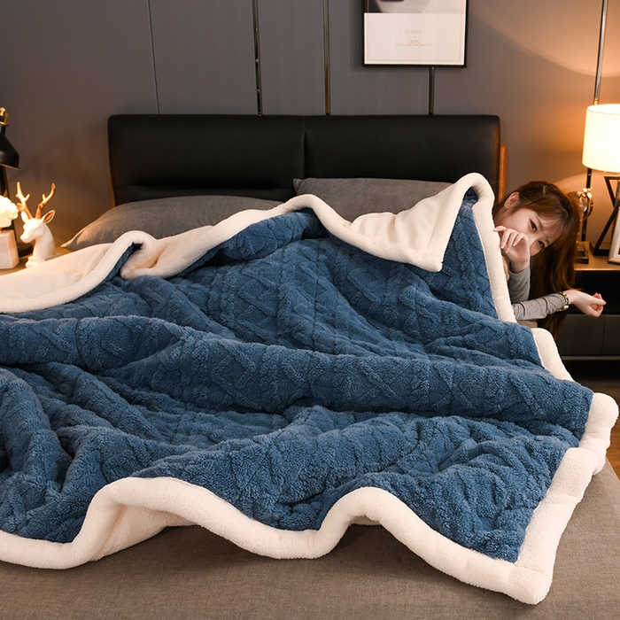 91家纺网 家纺一手货源 找家纺 印季家纺 2025秋冬新款三层夹棉加厚-塔肤绒毛毯毯子多功能盖毯 柔蓝