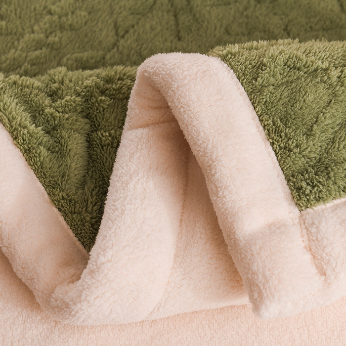 91家纺网 家纺一手货源 找家纺 印季家纺 2025秋冬新款三层夹棉加厚-塔肤绒毛毯毯子多功能盖毯 抹茶绿