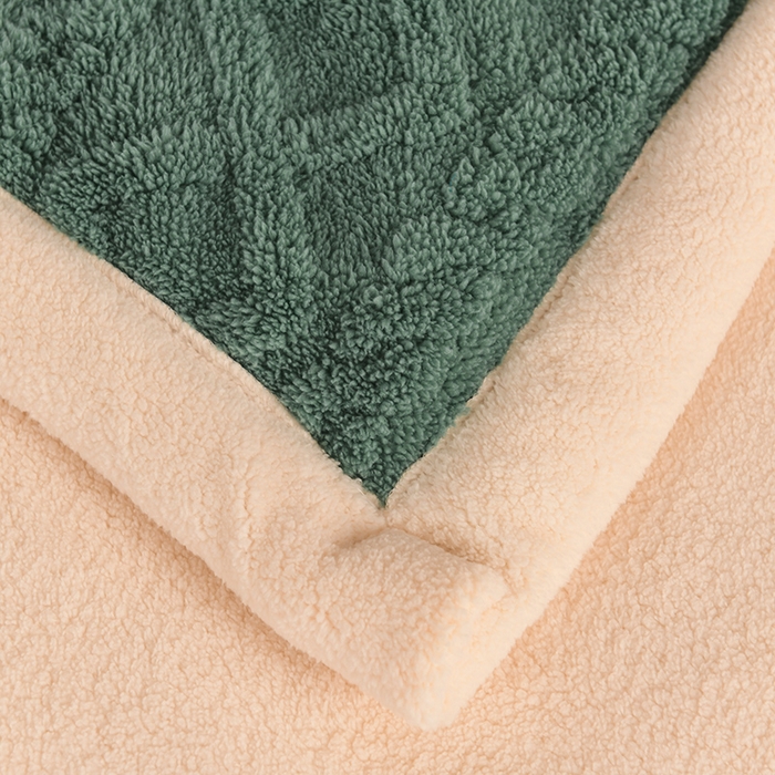 91家纺网 家纺一手货源 找家纺 印季家纺 2025秋冬新款三层夹棉加厚-塔肤绒毛毯毯子多功能盖毯 祖母绿