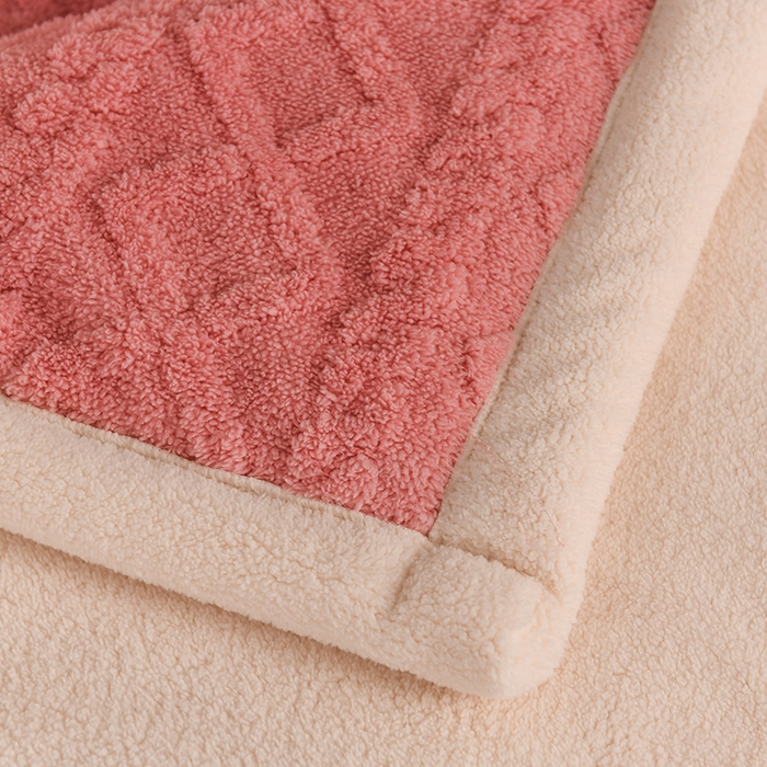 91家纺网 家纺一手货源 找家纺 印季家纺 2025秋冬新款三层夹棉加厚-塔肤绒毛毯毯子多功能盖毯 苏梅