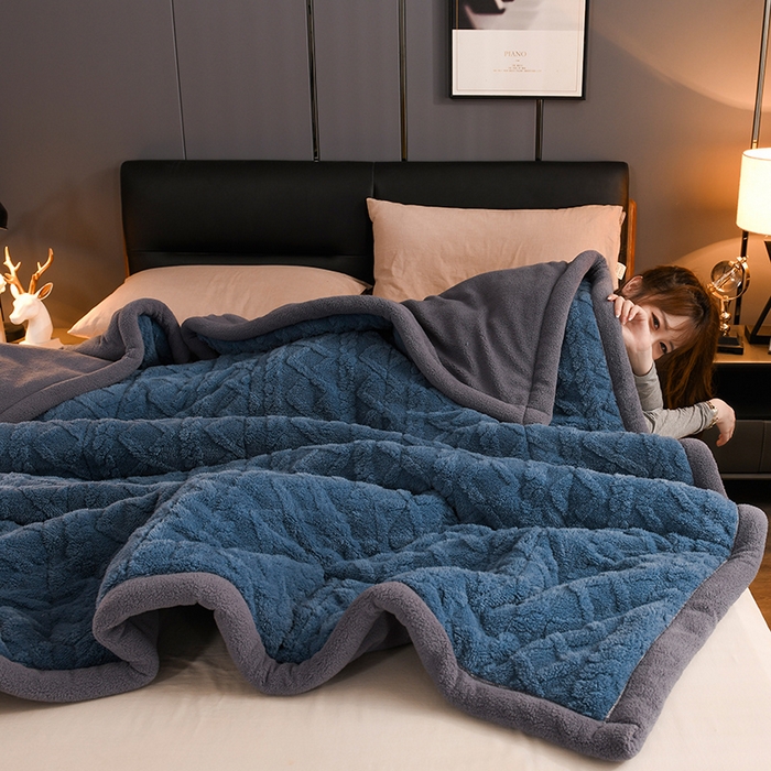 91家纺网 家纺一手货源 找家纺 印季家纺 2025秋冬新款三层夹棉加厚-塔肤绒毛毯毯子多功能盖毯 柔蓝+灰